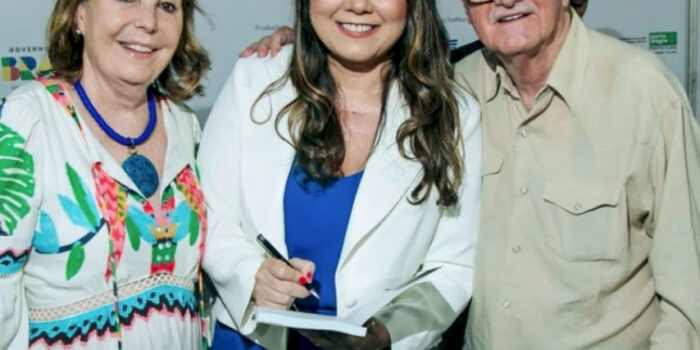 Presidente do Lar Santo Antonio dos Excepcionais Dr. Edson Pontes Magalhães e Maria Bernadete durante a sessão de autografo na feira do livro com Melissa Telles Barufi