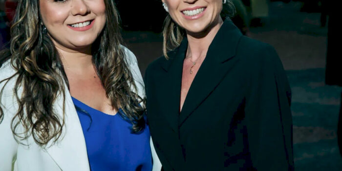 Melissa Telles Barufi e laura Levy autografam obra durante a Feira do Livro de Porto Alegre